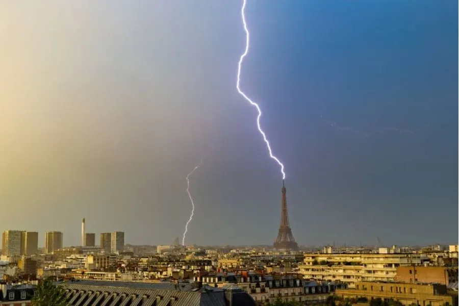 Canicule record et vague d'orages sur le quart Nord-Ouest : la transition énergétique française face au crash-test climatique de l'été 2026