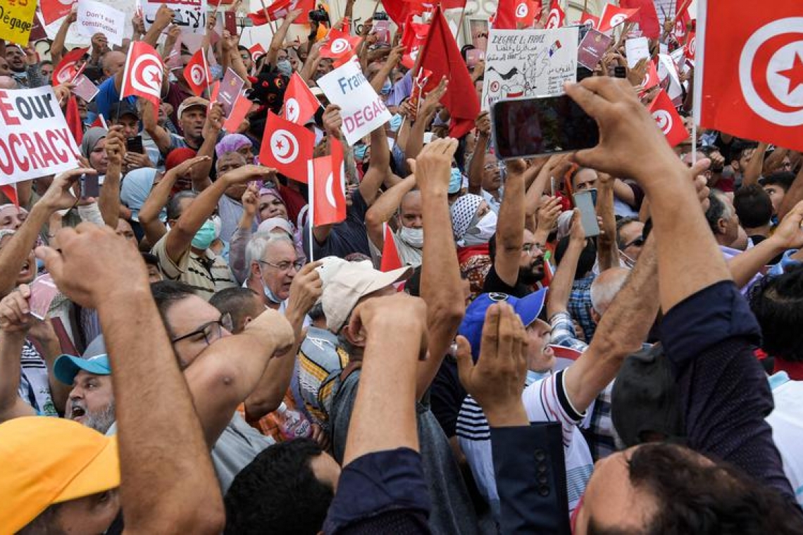 Tunisie : des manifestants dénoncent « le coup d’État »