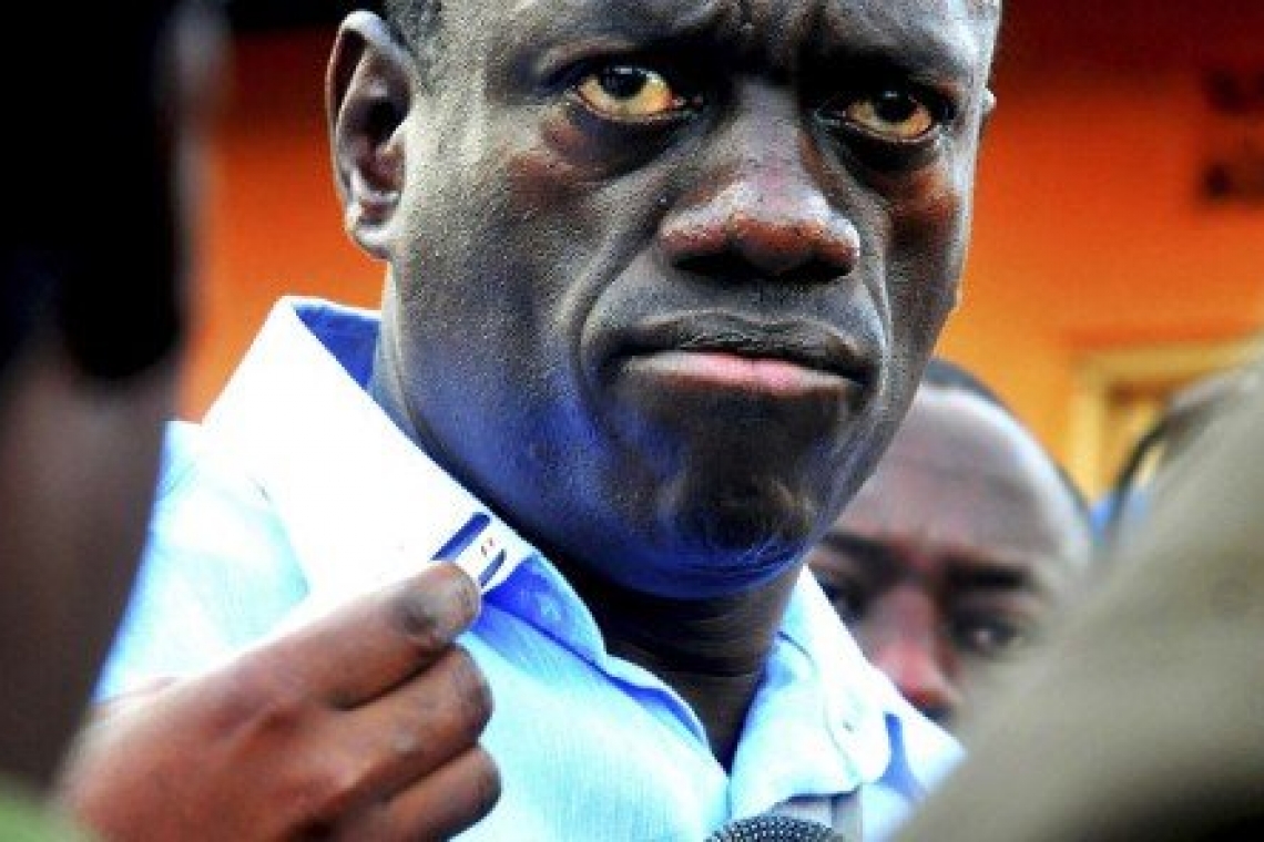 Ouganda : l’opposant historique Kizza Besigye signe son retour sur la scène politique 