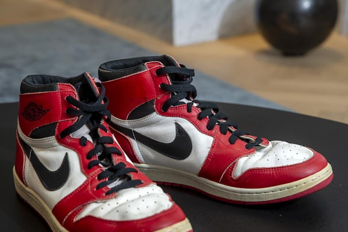 Les baskets Nike de la légende Jordan vendues aux enchères pour 1,5 million de dollars