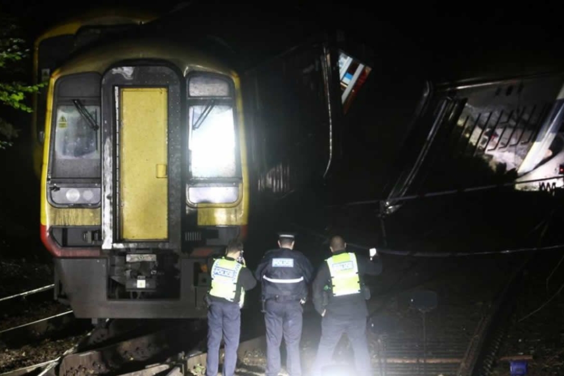 Angleterre : une collision entre deux trains a fait de nombreux blessés dimanche soir dans le Sud du pays