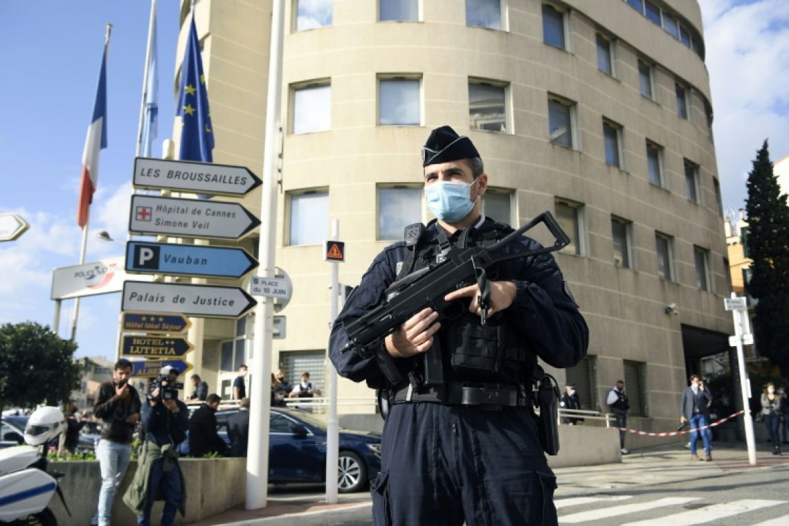 France : Deux policiers attaqués à l'arme blanche à Cannes