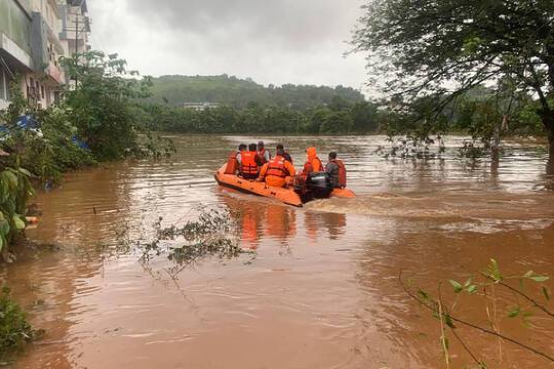 Inde :  les inondations survenues dans le l’État côtier d’Andhara Pradesh ont causé la mort d’une trentaine de personnes et trois bus emportés par les eaux. 