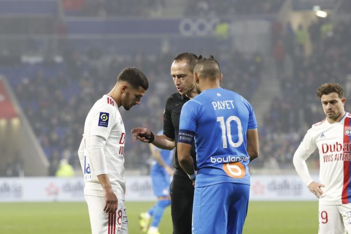 Ligue 1 : Le match Lyon - Marseille  définitivement arrêté par l'arbitre après un jet de bouteille