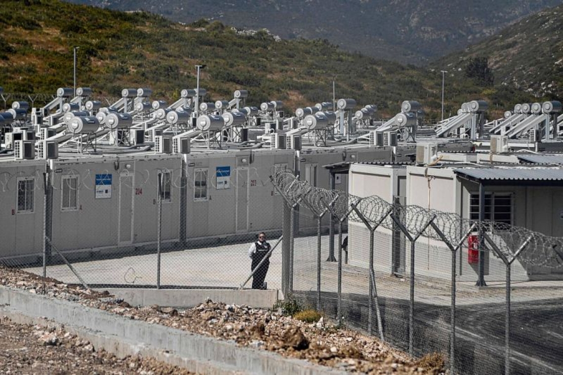 Grèce : deux centres de migrants fermés inaugurés à Leros et Kos par le ministre grec des migrations.