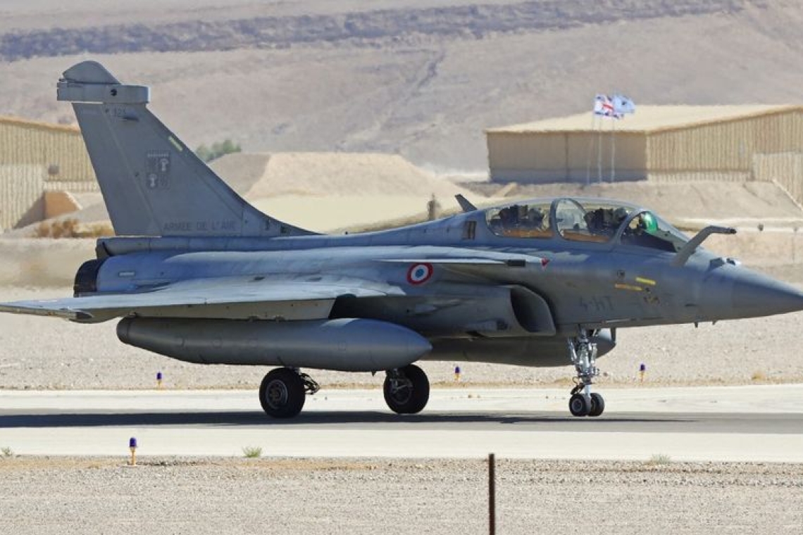 Les Emirats Arabes unis ont signé un accord avec la France pour acquérir 80 avions rafale et 12 hélicoptères caracal à l'occasion de la visite du président Macron à Dubaï