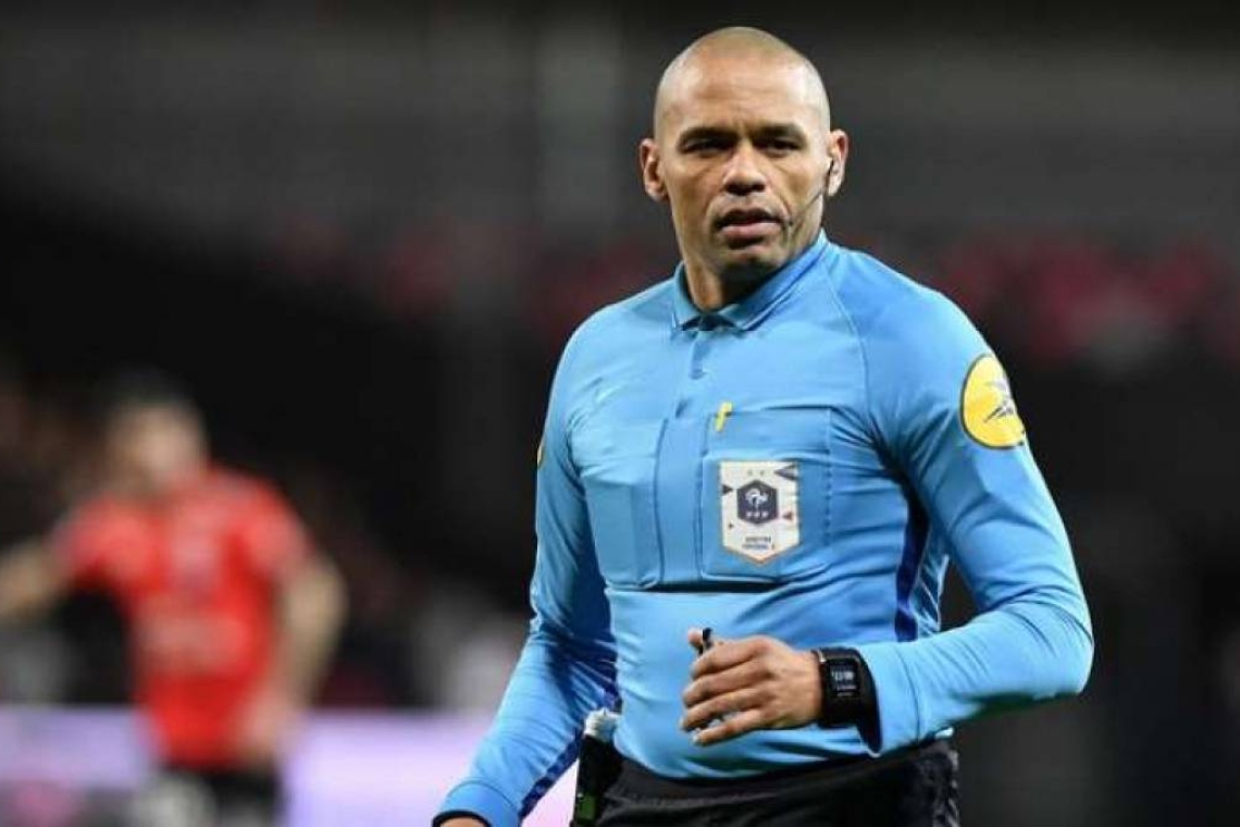 Football: le Franco-Camerounais Gaël Angoula arbitre son tout premier match de Ligue1