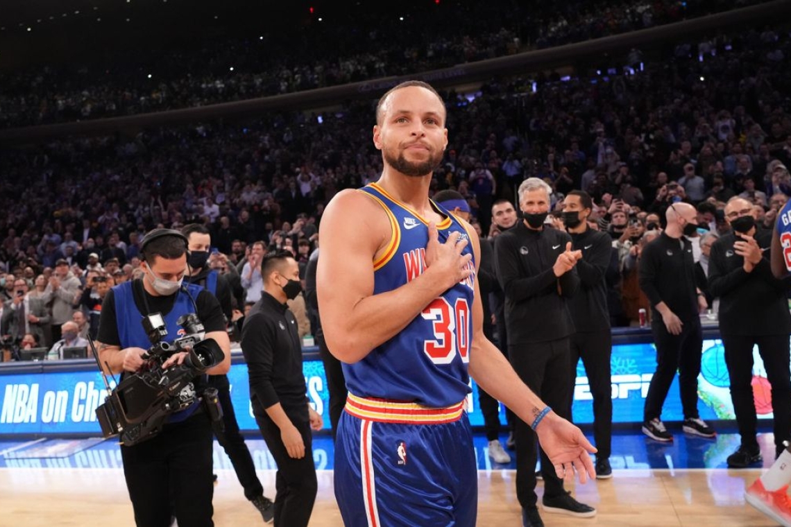 Sport : le basketteur Stephen Curry sacré meilleur shooteur en inscrivant en saison régulière 977 paniers en 789 matches. 