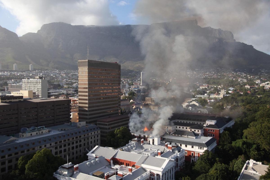 Afrique du Sud : le feu a repris au parlement après l’accalmie. C’était hier lundi en fin de journée. 