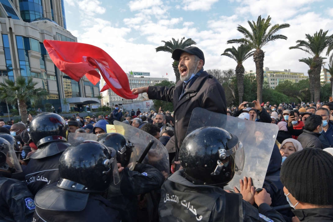 Tunisie : des centaines de personnes ont manifesté vendredi contre le président Saïed malgré l’interdiction décrétée par les autorités