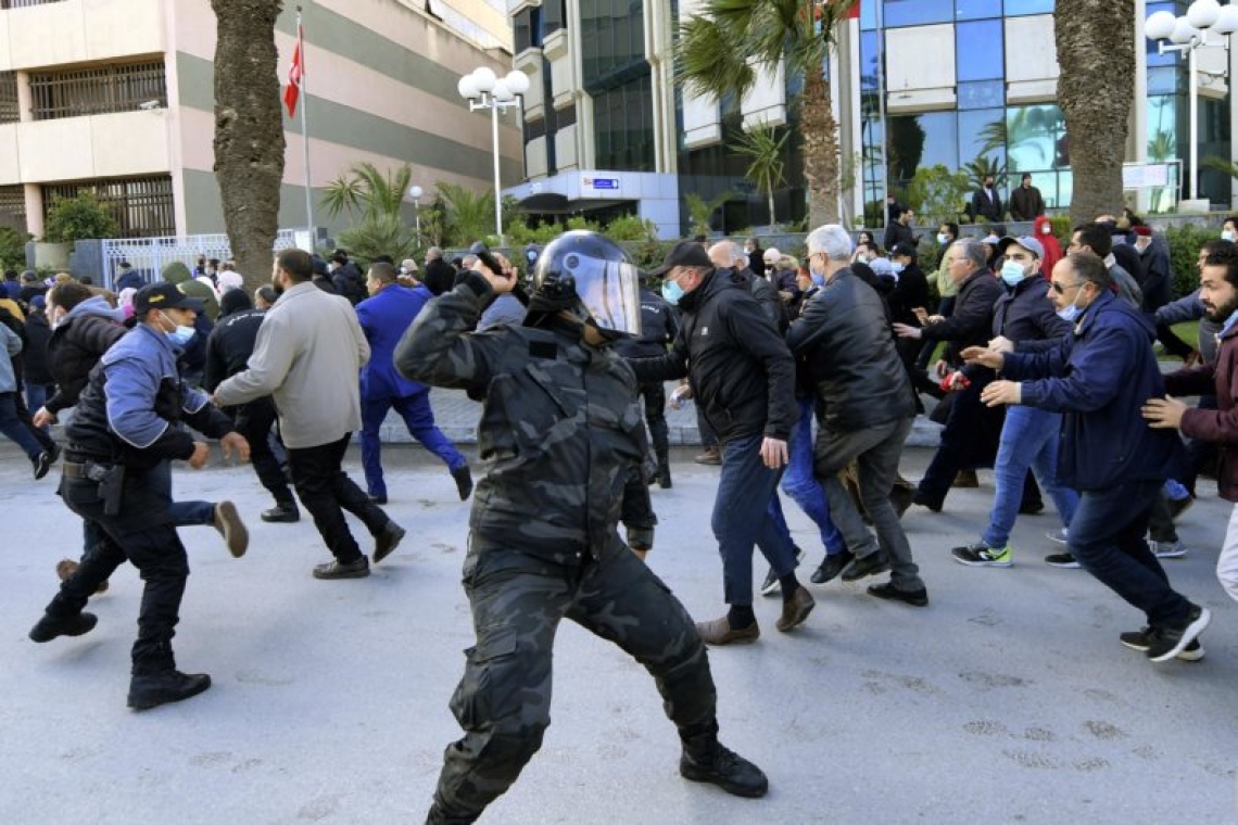 Tunisie: Paris dénonce des violences policières «inacceptables» contre des journalistes