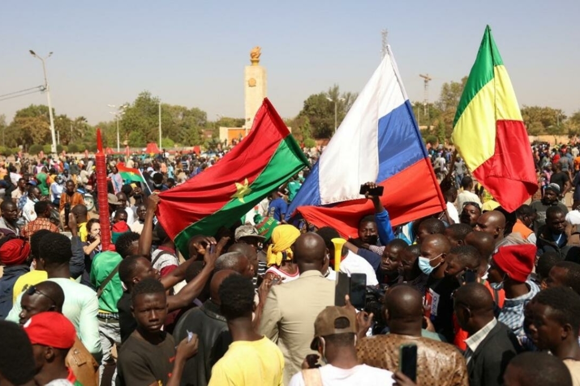 Burkina Faso : les putschistes célébrés par une foule de partisans à Ouagadougou