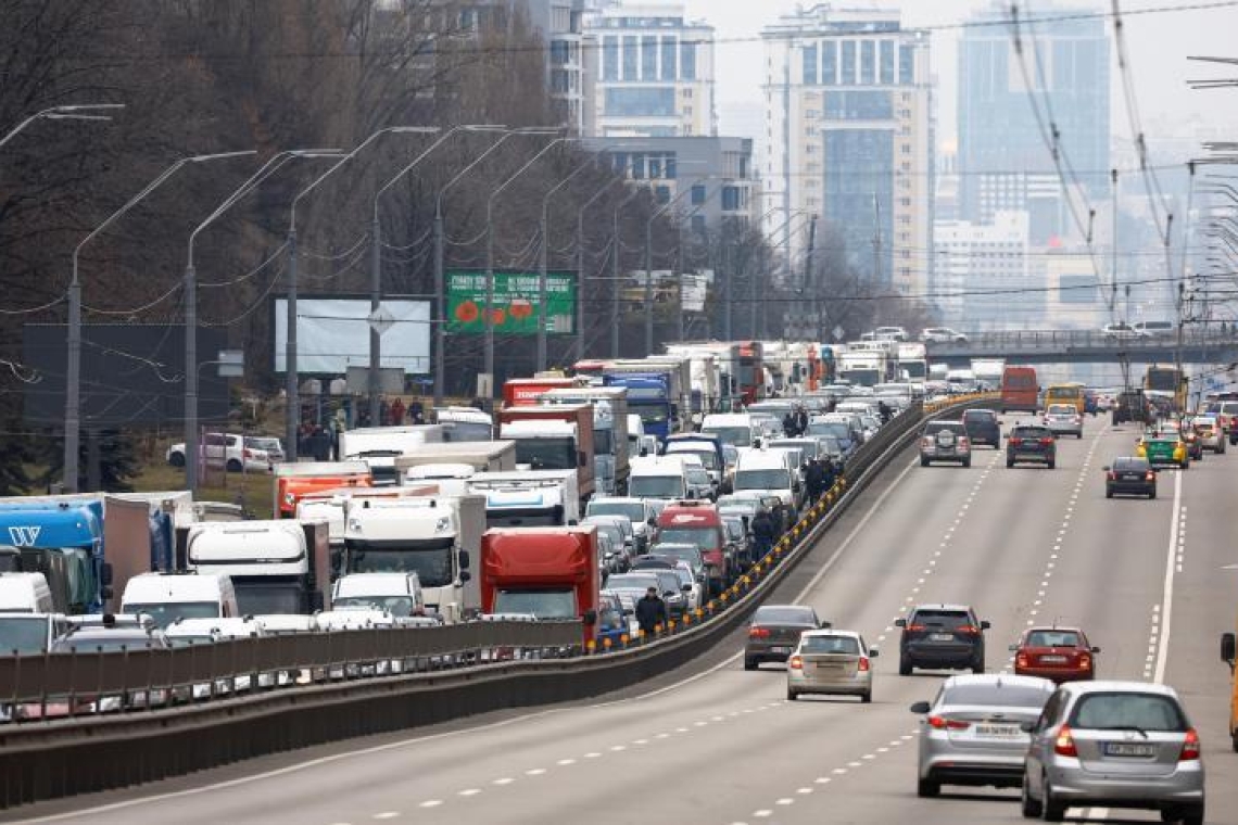 Conflit / Guerre en Ukraine : Environ 100.000 personnes ont déjà fui le pays Face à l’invasion russe qui s’accompagne des frappes, à peu près 100 000 Ukrainiens auraient déjà fui leur maison, selon l'ONU, et des milliers d'autres ont quitté le pays.