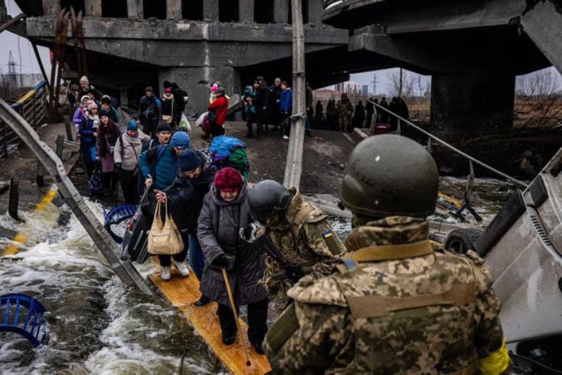 Guerre en Ukraine : "Guerre d'Ukraine : les civils fuient les bombardements intensifs"