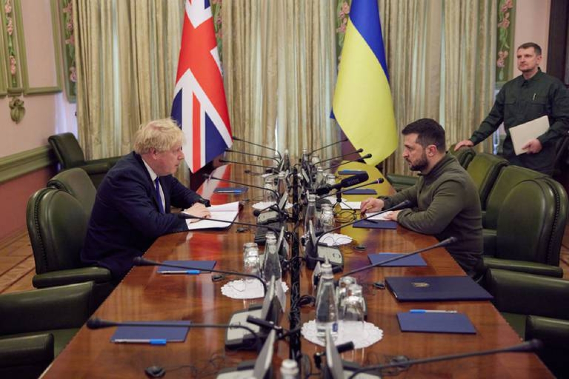 Guerre en Ukraine : le premier ministre anglais Boris Johnson offre des blindés et des missiles antinavires à l’Ukraine