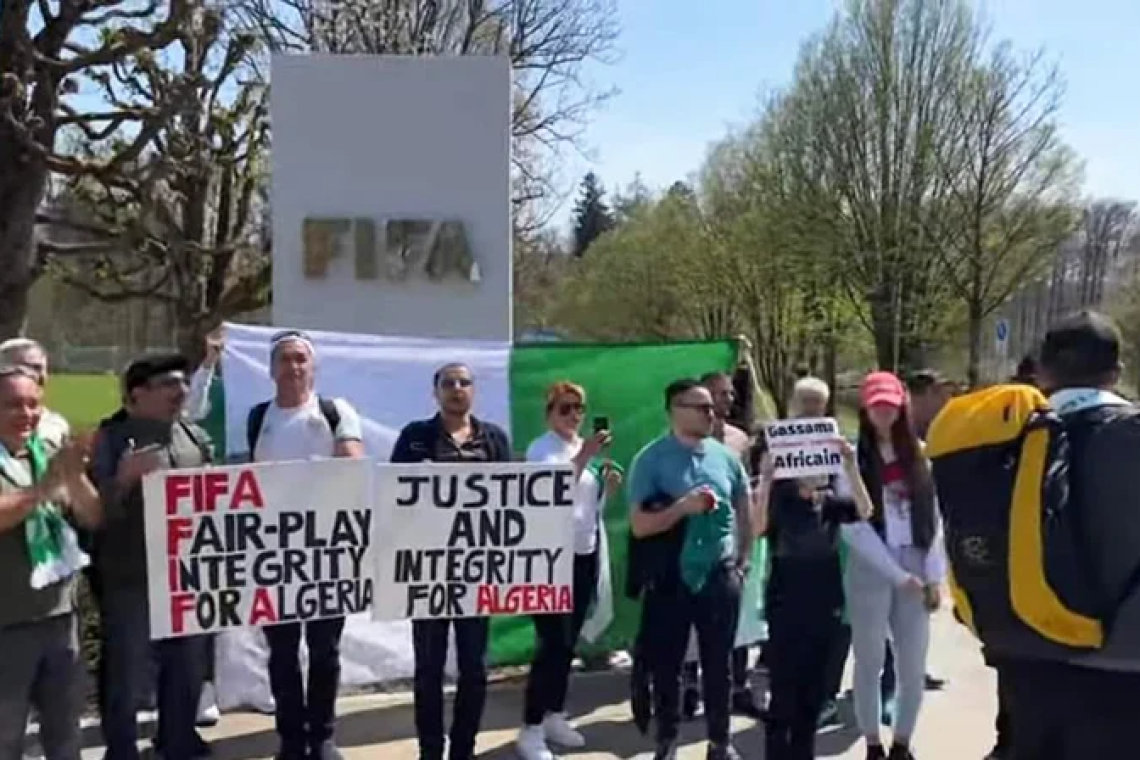 Sports / Football : Manifestation des supporters Algériens devant le siège de la FIFA réclamant que la rencontre Algérie vs Cameroun soit rejouée