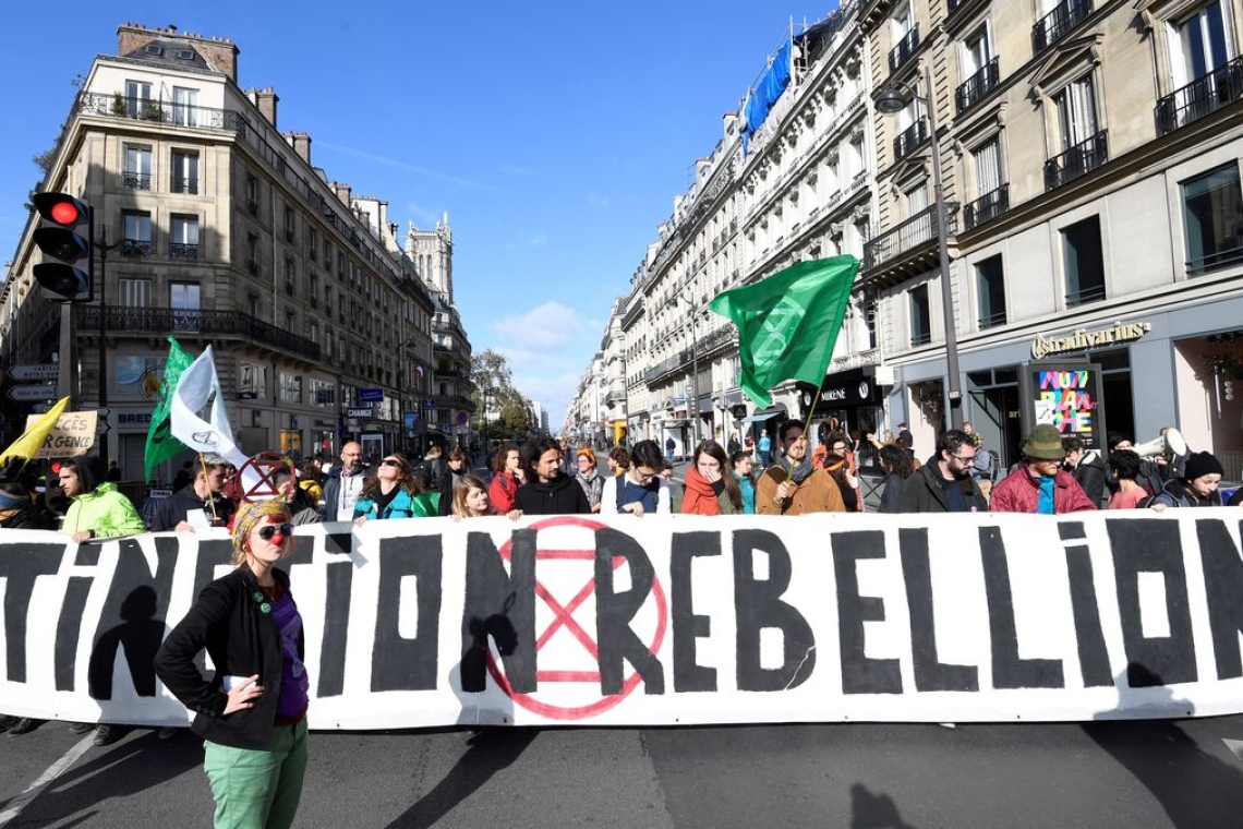 Urgence climatique: Des militants du Mouvement Extinction Rebellion envahissent les Grands boulevards à Paris