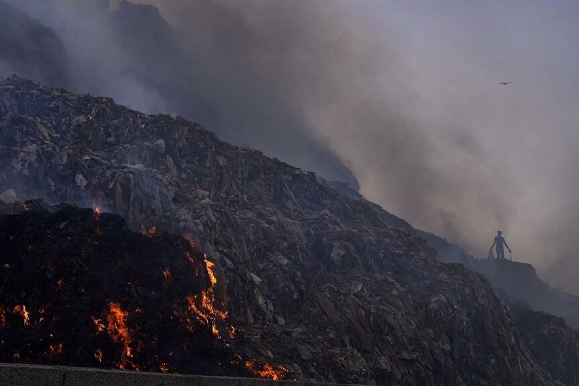 Inde: La canicule déclenche un incendie colossal dans une décharge de New Delhi