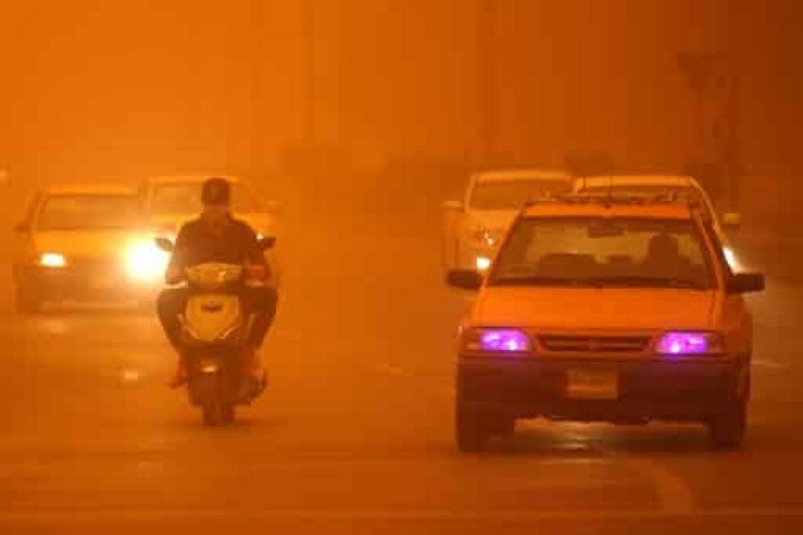 Société / Santé /Irak : Un mort et 5000 personnes souffrant de troubles respiratoires, causées par une tempête sableuse, la septième du genre qui frappe le pays en un mois. L'annonce a été faite jeudi par le ministère de la santé.