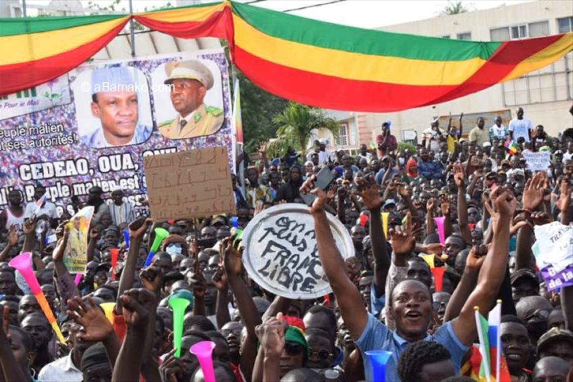 Mali: Des centaines de personnes manifestent leur soutien à l'armée et la junte