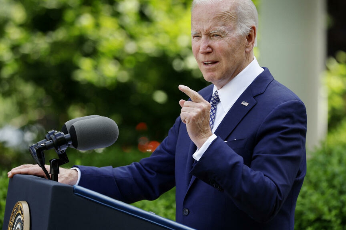 USA: Joe Biden met sur pied un pont aérien pour pallier la pénurie de lait pour bébé 