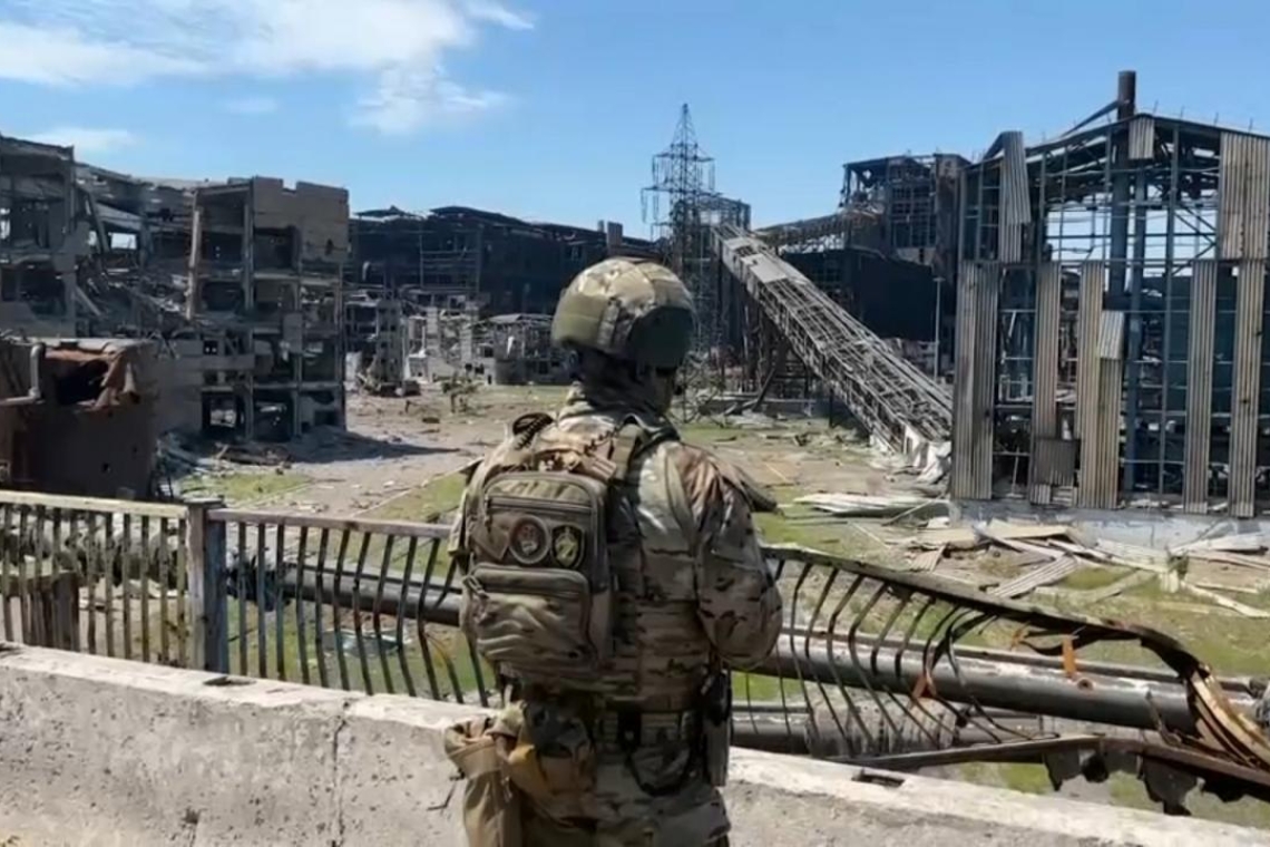 Guerre en Ukraine : À Marioupol, voyage dans les sous-sols et tunnels du complexe d'Azovstal 