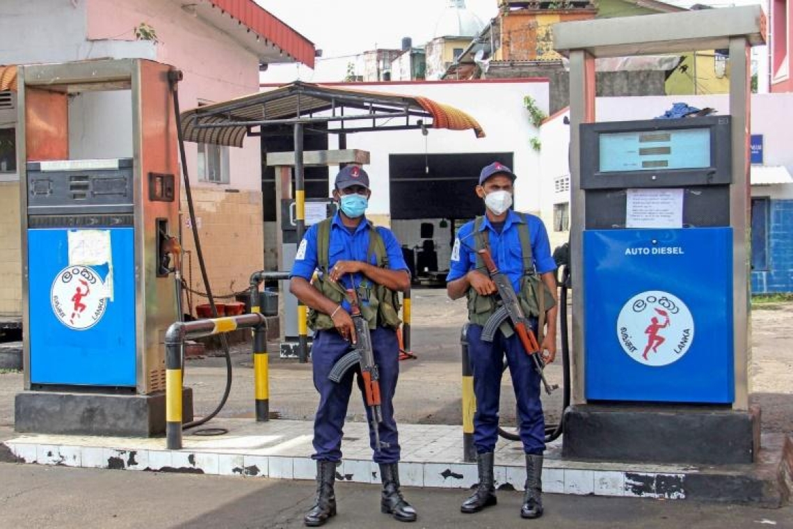 Sri-Lanka: Des soldats ouvrent le feu pour contenir une émeute dans une sation-servive