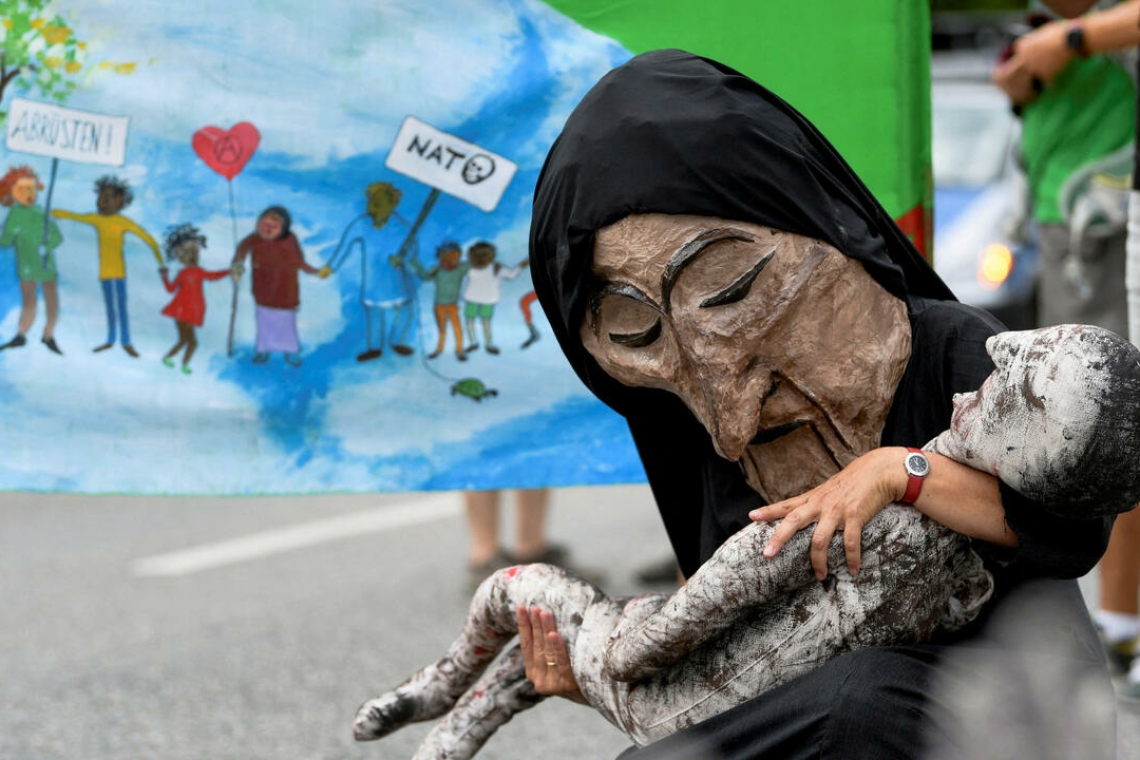 Quelques rares opposants au G7 autorisés à manifester aux abords du lieu du sommet