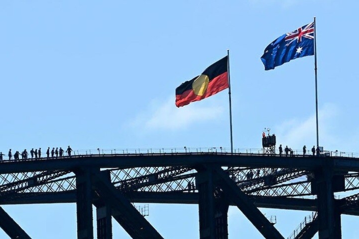 Australie : Le drapeau aborigène hissé au sommet du pont de Sydney