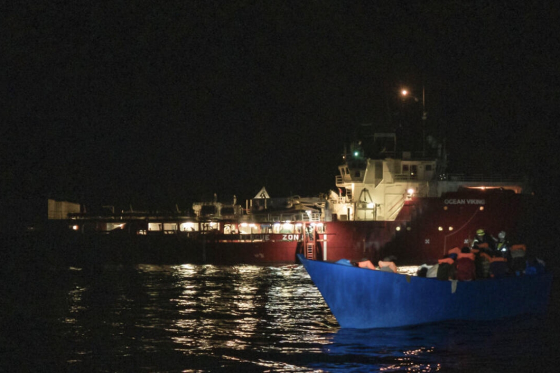 Immigration : Plus de 1300 migrants en danger en Méditerranée, de nouveaux sauvetages de l'Océan Viking   