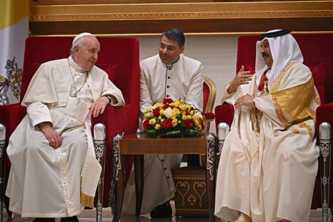 A Bahreïn, le pape appelle à ne "pas violer" les droits humains