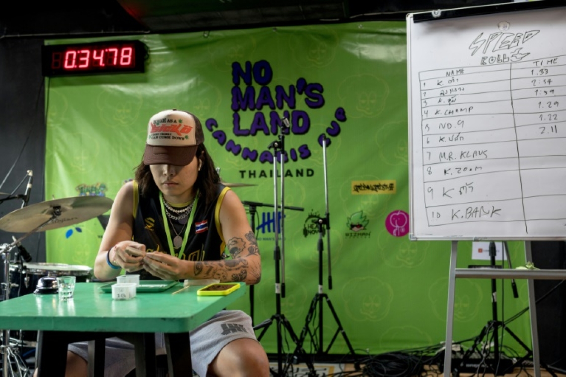 Thaïlande: concours de roulage de joints à Bangkok