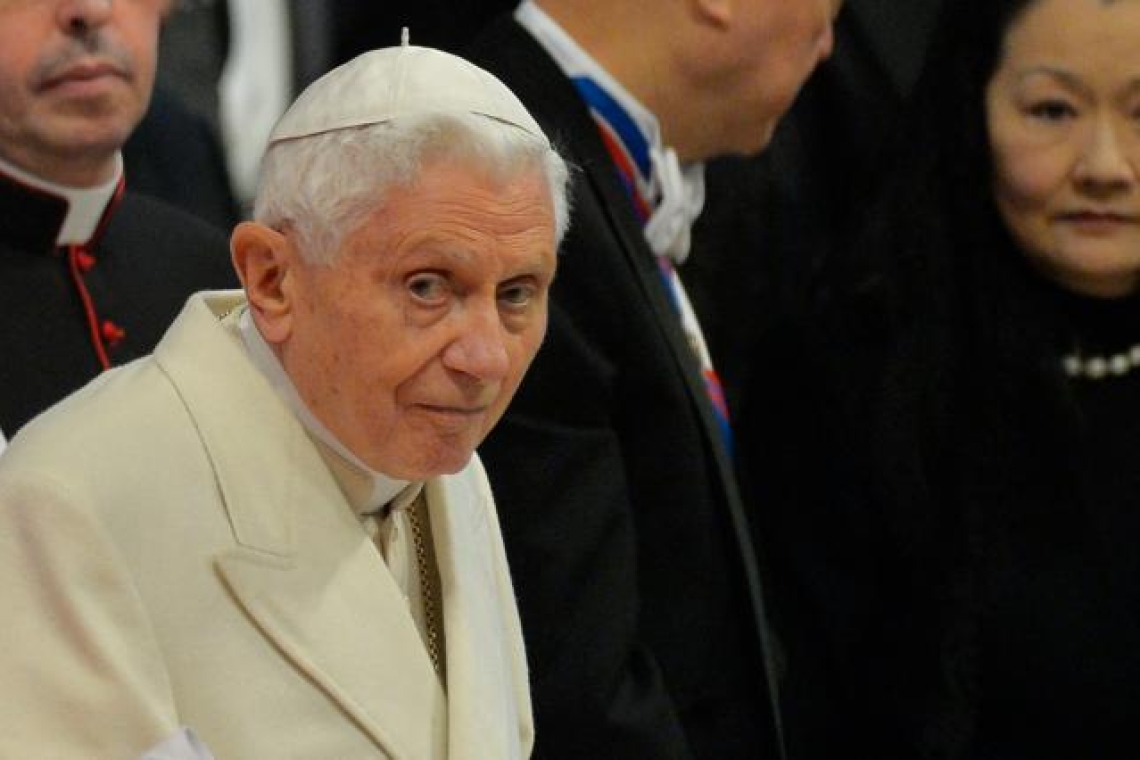 Le Vatican annonce que l'ex-Pape Benoît XVI est "lucide" et que son état reste "stable"