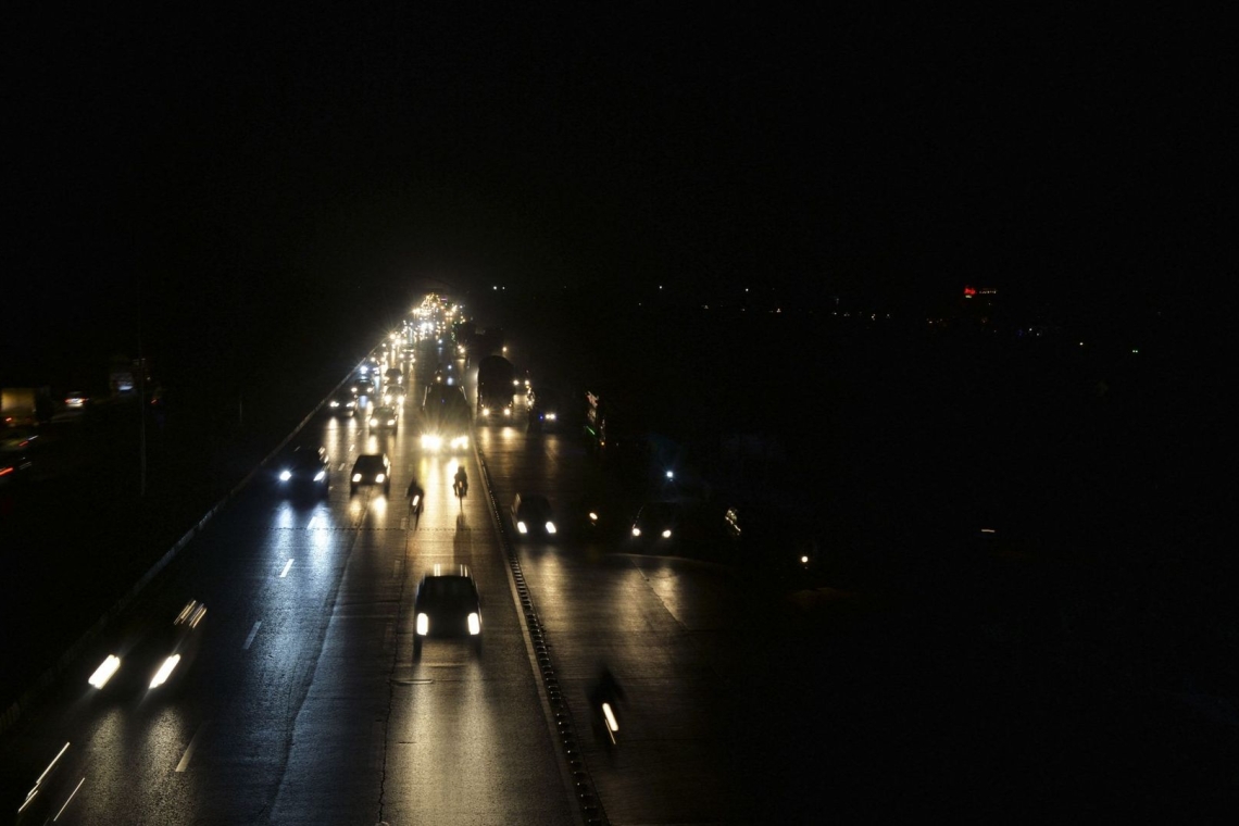 Pakistan: l'électricité progressivement de retour dans les villes après une panne géante