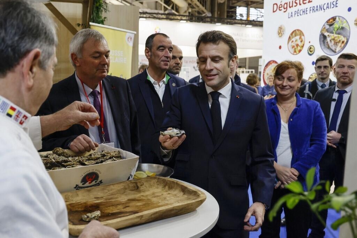 Au Salon de l'agriculture, Macron se fait protecteur du monde rural face aux bouleversements