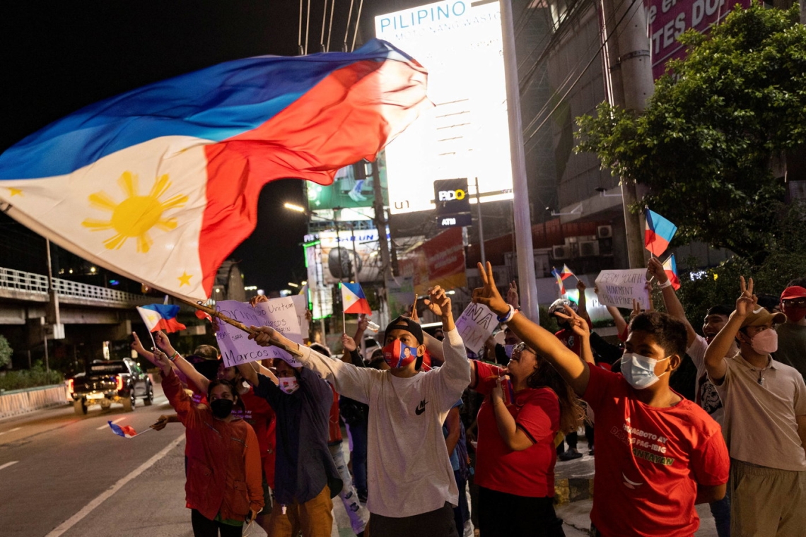 Philippines: première manifestation célébrant la chute de Marcos depuis l’élection de son fils