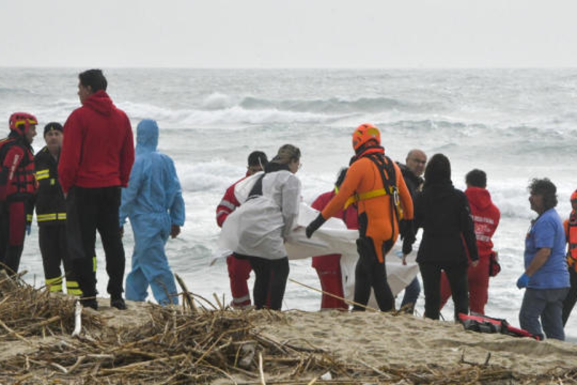 Italie: Des dizaines de migrants morts après un naufrage près des côtes