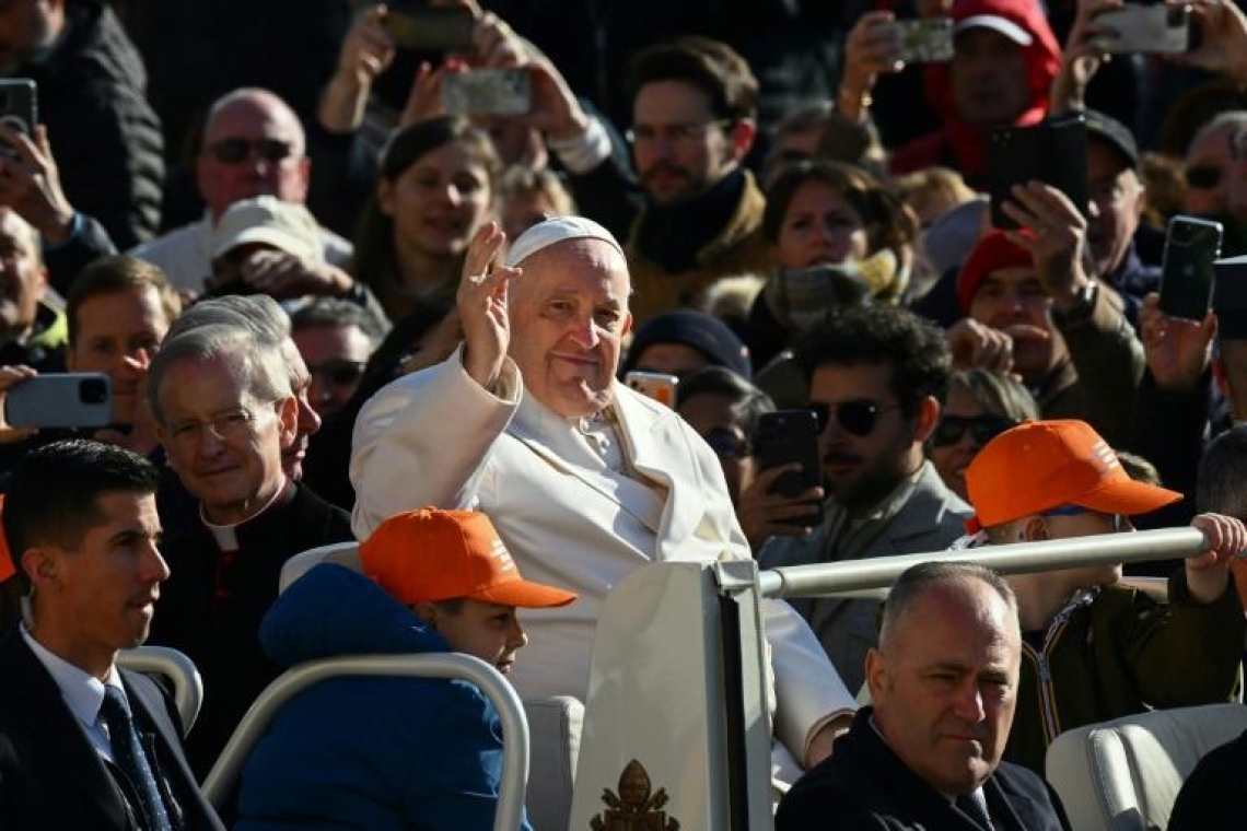 Le pape sort de l'hôpital après trois jours de soins