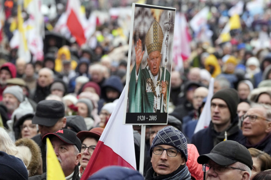 Des milliers de Polonais ont protesté pour défendre l'honneur de l’ancien pape Jean Paul II Une march