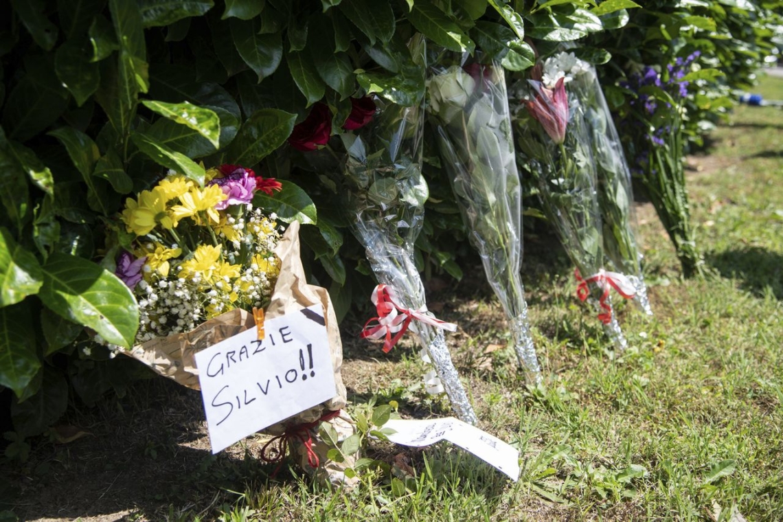 Décès de Silvio Berlusconi : hommages et recueillement devant l'hôpital San Raffaele