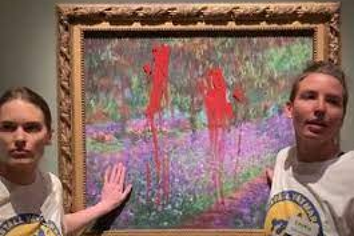 Splash : en Suède, des activistes ont badigeonné de peinture un tableau de Monet