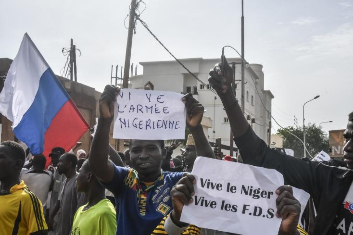 Niger: Des milliers de personnes protestent devant l'ambassade de France à Niamey