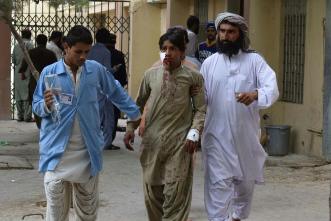 Pakistan : une bombe dans un meeting politique fait une quarantaine de morts