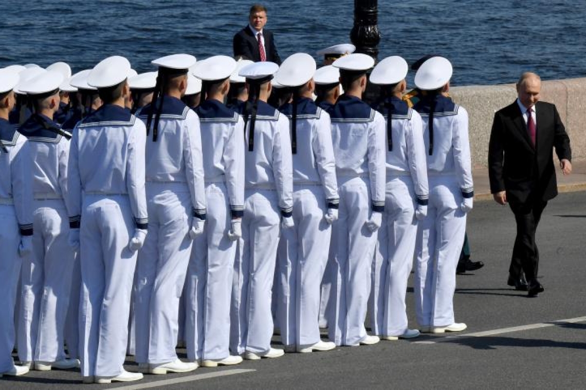 Sommet Russie-Afrique : Poutine et plusieurs dirigeants africains ont assisté à une parade navale à Saint-Pétersbourg