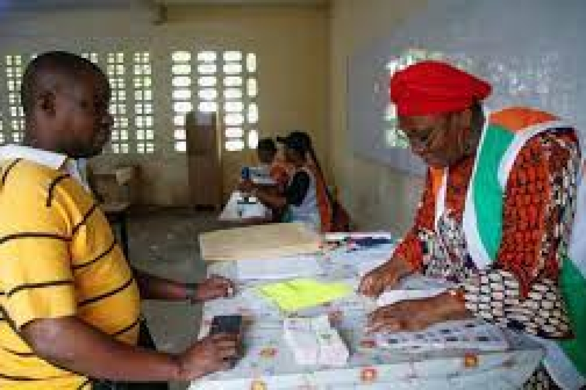 Résultats des élections locales en Côte d'Ivoire : le parti au pouvoir l'emporte largement.