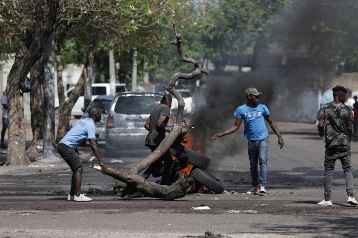 D'après les informations fournies par une organisation non gouvernementale locale vendredi 27 octobre, deux hommes dont un policier ont perdu la vie lors des manifestations post- électorales qui ont dégénéré au Mozambique.  Un pays où l'opposition continue de contester les résultats des élections municipales largement remporté par le parti au pouvoir, le Frelimo.  Les protestations ont eu lieu dans la capitale Maputo où les centaines de personnes ont mis le feu à des pneus et perturbé la circulation ainsi que dans les villes septentrionales de Nacala et Nampula. La police aurait ouvert le feu contre plusieurs cortèges a rapporté l'ONG locale Centre d'intégrité publique (CIP).