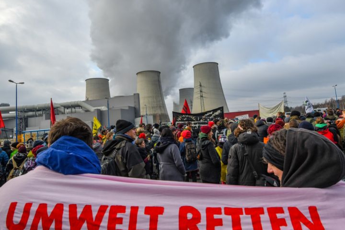 Des militants pour le climat à Berlin demandent la réduction des émissions et l'élimination progressive des combustibles fossiles 