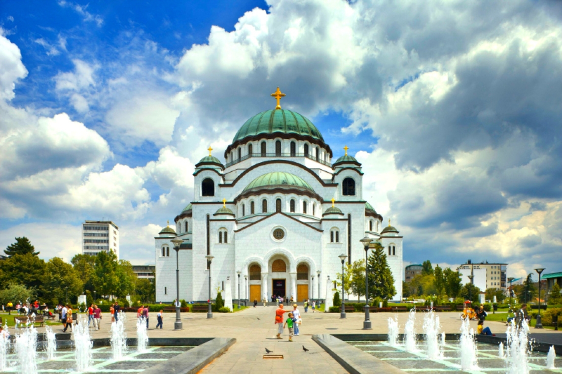 Les chrétiens orthodoxes célèbrent Noël à l'église Saint-Sava de Belgrade 