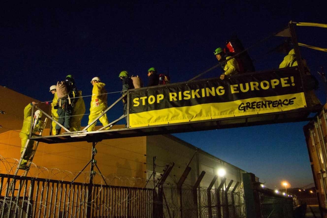 Allemagne : Les militants de Greenpeace protestent contre le laxisme des réglementations dans l'industrie de la mode. 