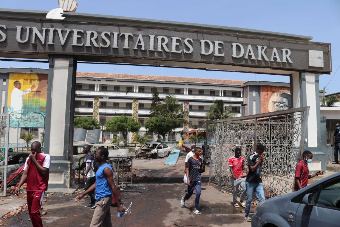 Tensions et heurts secouent le Sénégal : Un étudiant décède lors des manifestations à Dakar et en province